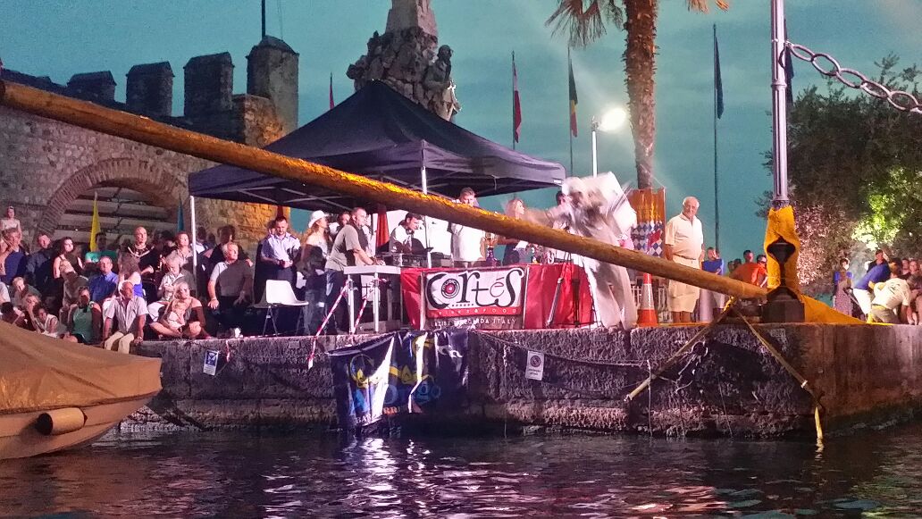 Il palo della cuccagna teso sull'acqua del Cadenon davanti al castello scaligero